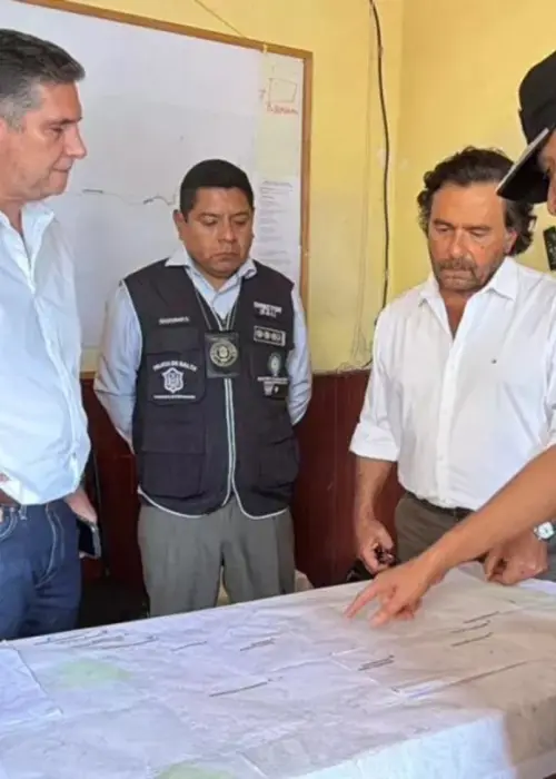 Funcionarios policiales junto a Sáenz en la captura de Serapio