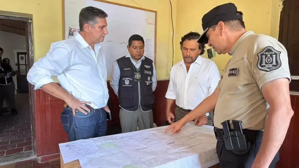 Funcionarios policiales junto a Sáenz en la captura de Serapio