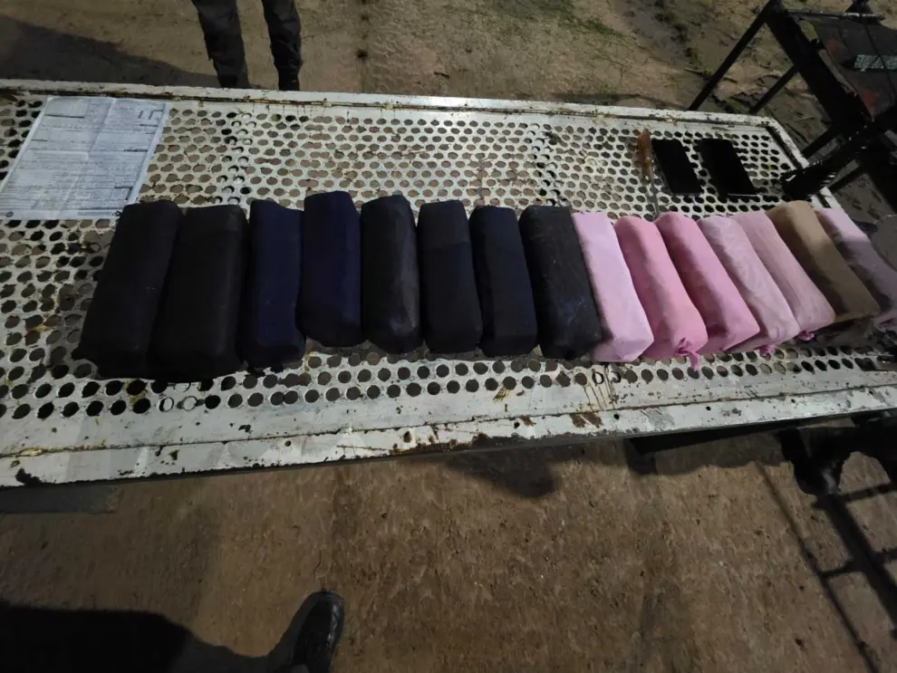 Encuentran cocaina en el tanque de nafta de un auto.