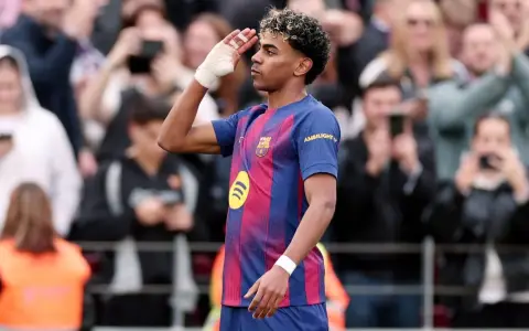 Lamine Yamal marcó un triplete en la goleada del Barcelona, que se encamina al título de liga.