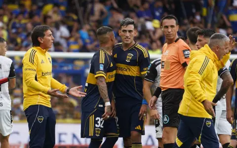 Boca empató por tercera vez consecutiva en la Bombonera y su hinchada explotó contra el equipo.