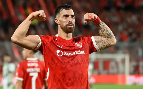 Gabriel Ávalos celebra a su modo el primer gol del rojo en Avellaneda ante Central Córdoba.