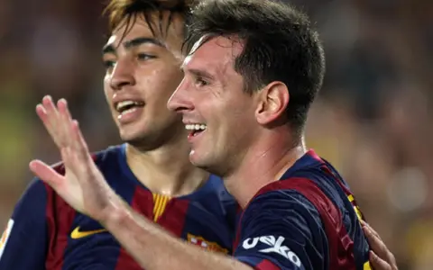 Munir El Haddadi, junto a Lionel Messi, durante su etapa juntos en el Barcelona.