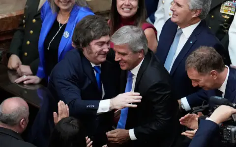 Milei con Toto Caputo en el Congreso.