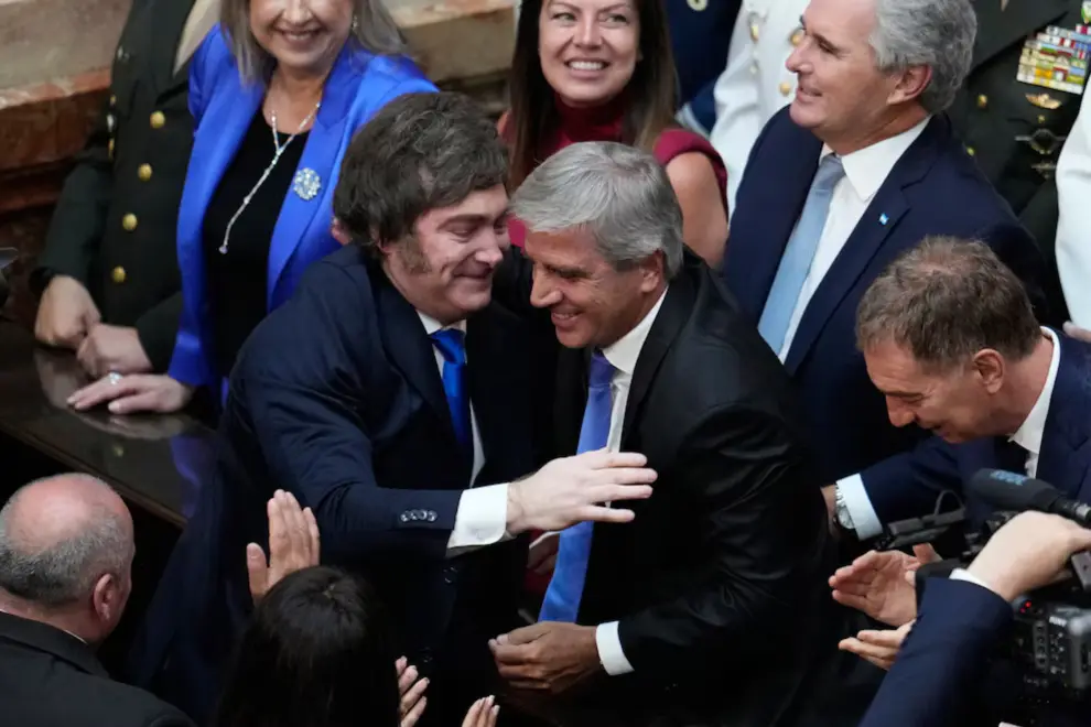 Milei con Toto Caputo en el Congreso.