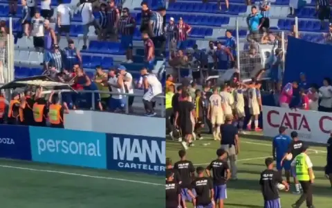 Los hinchas de Godoy Cruz, enfurecidos.