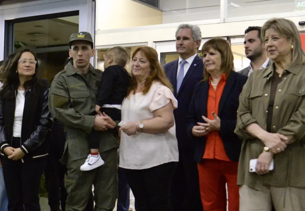 Nahuel Gallo, su familia y la Senadora Patricia Bullrich
