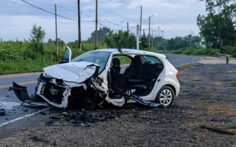 El auto destrozado del conductor que atropelló un ciclista y luego falleció en un choque frontal