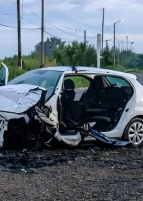 El auto destrozado del conductor que atropelló un ciclista y luego falleció en un choque frontal