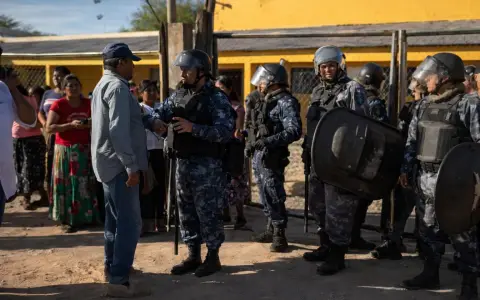 Infantería interviniendo en la Escuela de Alto La Sierra para permitir el ingreso de docentes