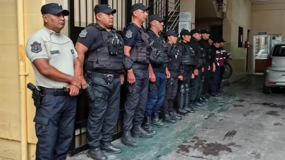 policias en el barrio Hernando de Lerma