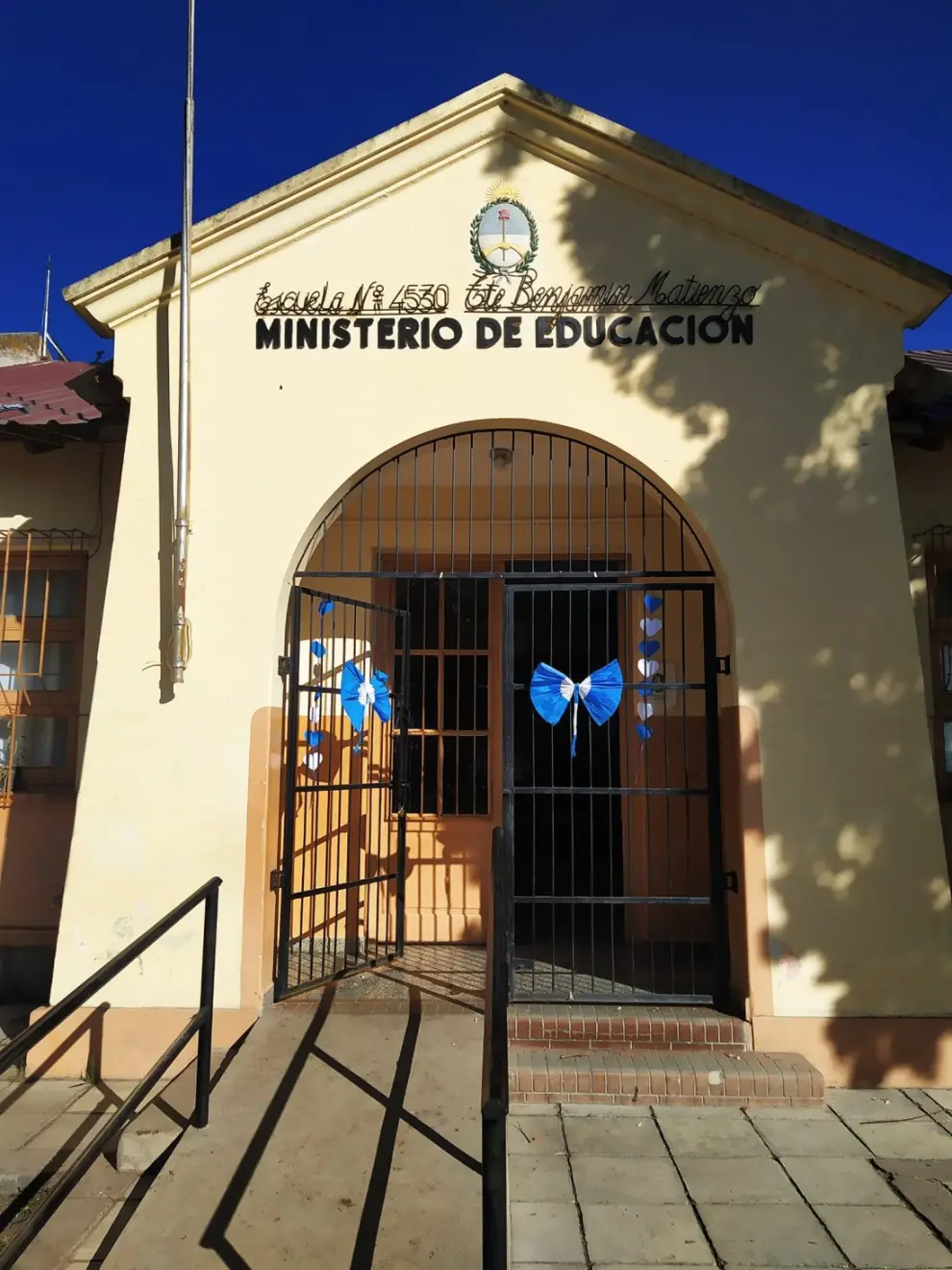 La entrada de la escuela de Las Blancas