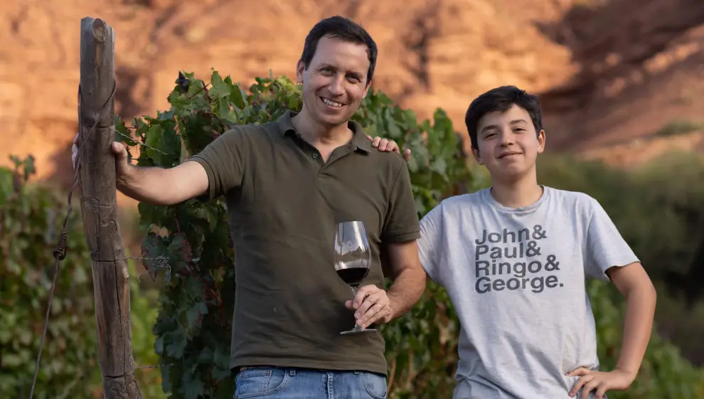 Raúl Dávalos con su hijo.