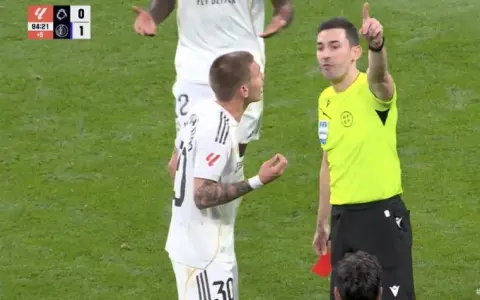 Franco Mastantuono fue expulsado y se llevó todos los reproches del público madridista, cual chivo expiatorio.