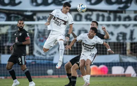 Platense y Riestra no se sacaron ventajas en un partido con polémica.