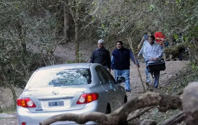 El juez de instrucción, Martín Pérez (izquierda), en la Quebrada de San Lorenzo.