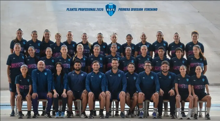 Emi, sentada a la izquierda, con el equipo de primera de San Luis FC.