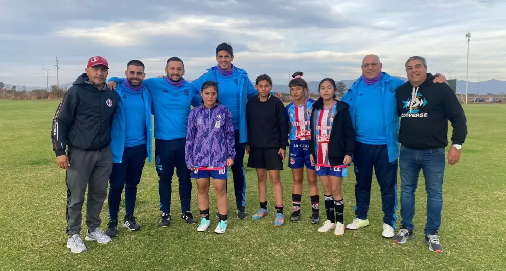 Junto a su padre (derecha), dirigentes nacionales y del Club Social, Cultural y Deportivo Castañares.