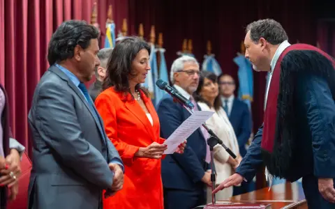 Teresa Ovejero junto al gobernador Gustavo Sáenz cuando tomaron juramento a miembros de Corte este año