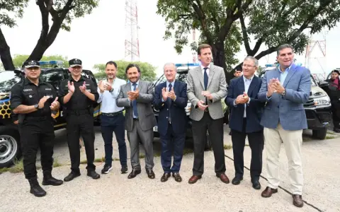Acto de entrega de camionetas