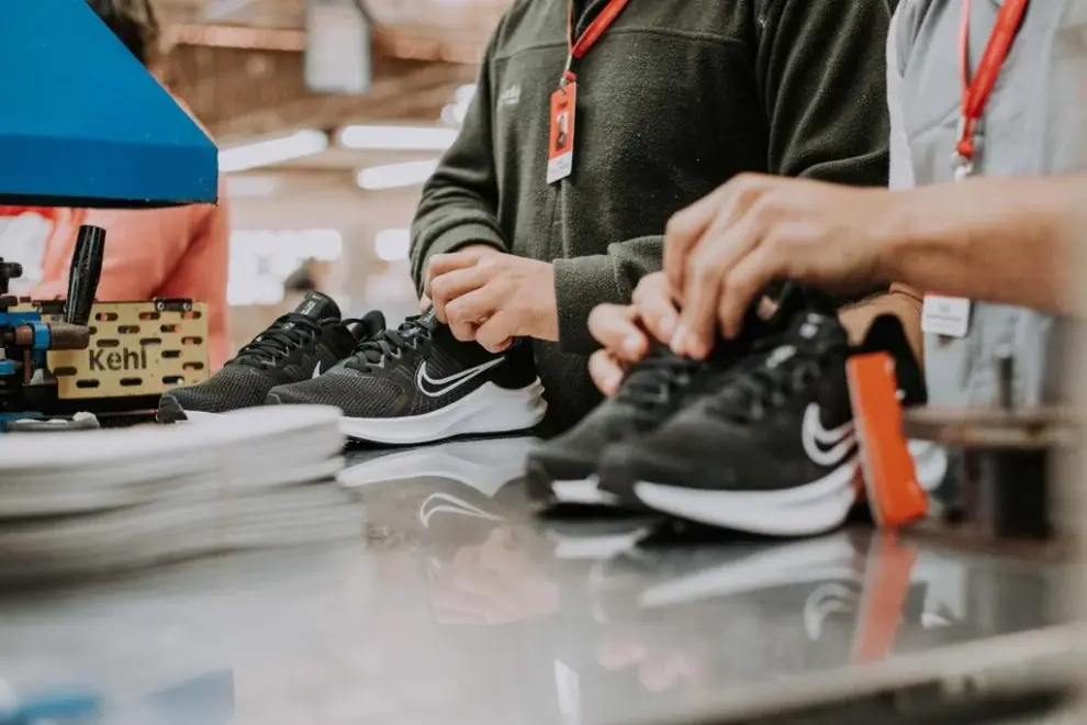 Dass, otra de los gigantes en rojo: la fabricante de Nike y Adidas, a un "paso" de cerrar.