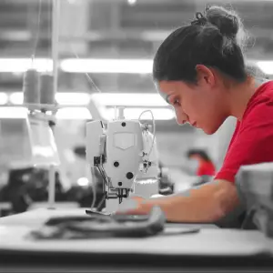 Uno por uno: los gigantes textiles en peligro de extinción y la crisis que llevó al cierre de Zhoue en Salta
