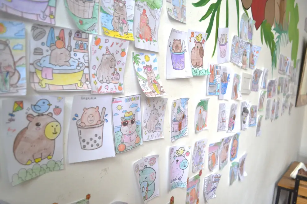 Los capibaras pintados con el nombre de cada artista que pasó por el café