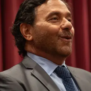 Cómo es la encuesta que le dibuja una sonrisa a Gustavo Sáenz