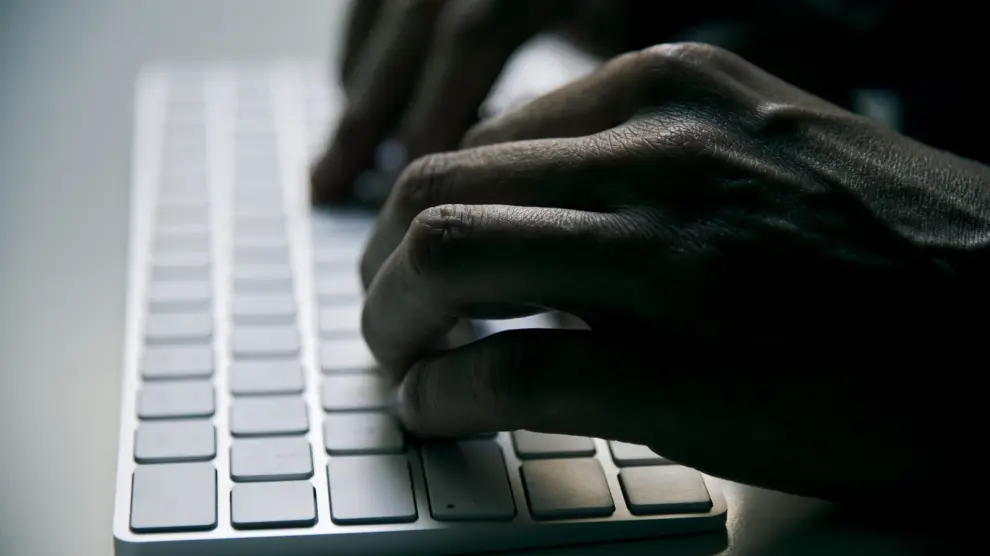 Una banda operaba desde una cárcel de Mendoza estafó a un hombre aplicando sextorsión.