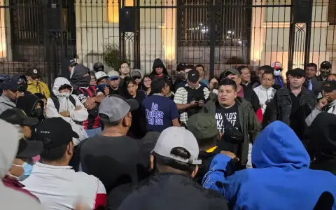 Los manifestantes permanecieron durante horas afuera de Casa de Gobierno de Jujuy. Foto: Jujuy Al Momento.