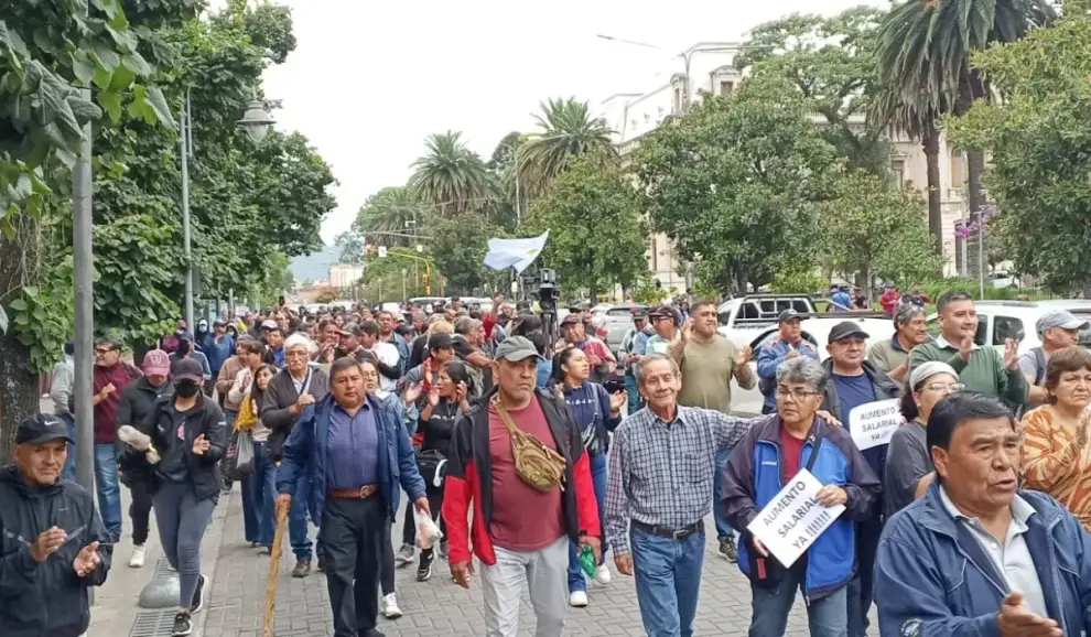 Los manifestantes permanecieron durante horas afuera de Casa de Gobierno de Jujuy. Foto: Jujuy Al Momento.