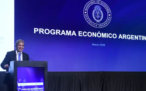 El ministro Caputo exponiendo en Mendoza