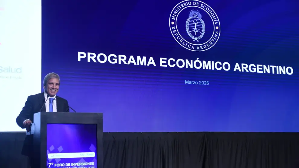 El ministro Caputo exponiendo en Mendoza