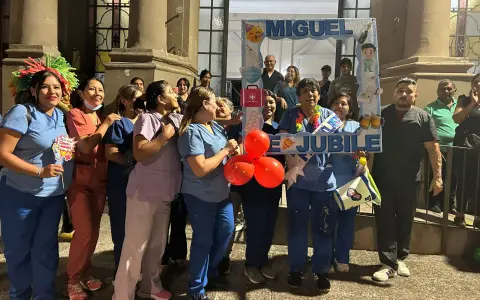 Miguel Lopez, enfermero con 47 años de servicio