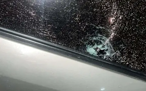 Una de las balas que dio en el vidrio de la puerta de acompañante