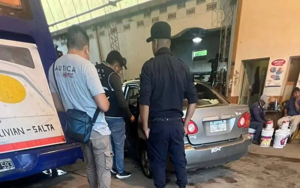 La policía realizando peritajes al vehículo