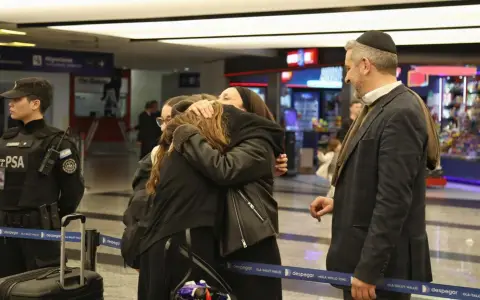 Más de 250 argentinos esperan salir de Israel.