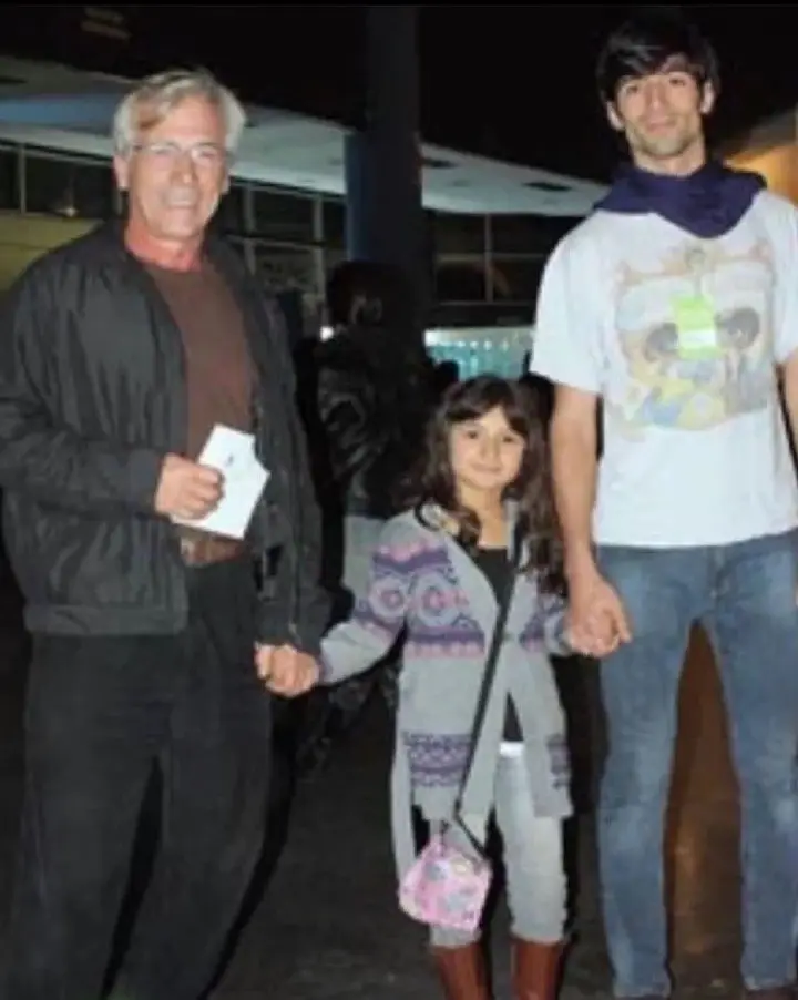 Gerardo Romano junto a sus hijos