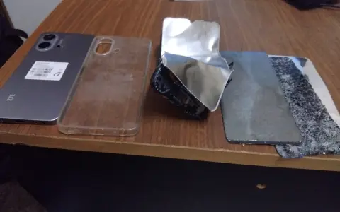 Así quedó el teléfono celular de la víctima tras el ataque del imputado.