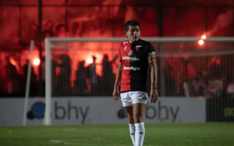 Luis Miguel "Pulguita" Rodríguez con la de Colón, el único club donde fue campeón.