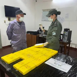 Aparecieron los gendarmes y abandonaron más de 20 kilos de cocaína y 100 de marihuana