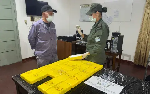 La gendarme se encarga de verificar la sustancia junto a un testigo.