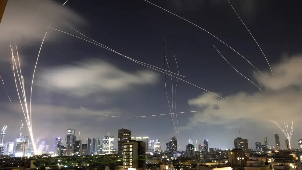Misiles interceptados. El cielo de Tel Aviv.