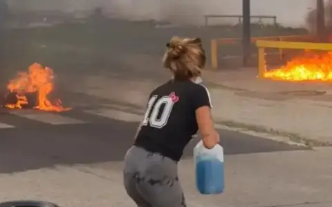 Familiares de reclusos de Paraná casi se prenden fuego.