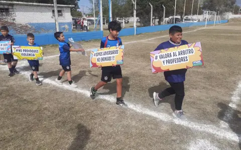 Mensaje de niños realzando los valores sanos del deporte antes de una competencia.