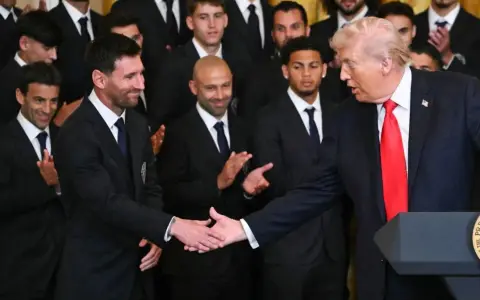La foto de la polémica mundial: Lionel Messi estrechándole su mano a Donald Trump