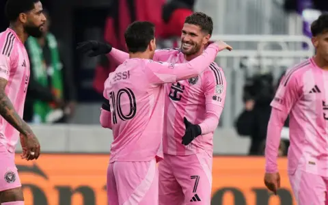 El festejo de Lionel Messi con Rodrigo De Paul.