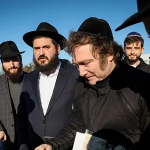 Milei visitó la tumba del rebe de Lubavitch en Nueva York y rezó frente a ella