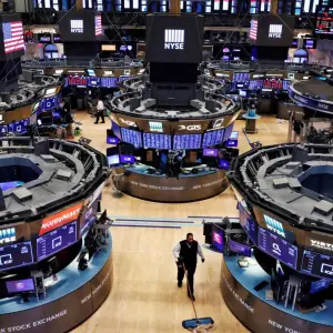 Caen las principales bolsas del mundo luego del salto del precio del petróleo por la guerra