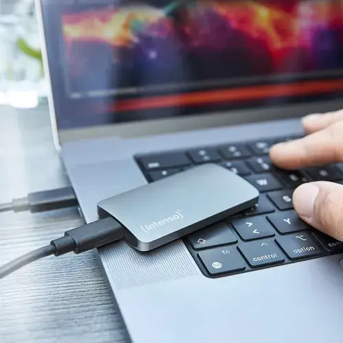 SSD externos conectados por USB-C